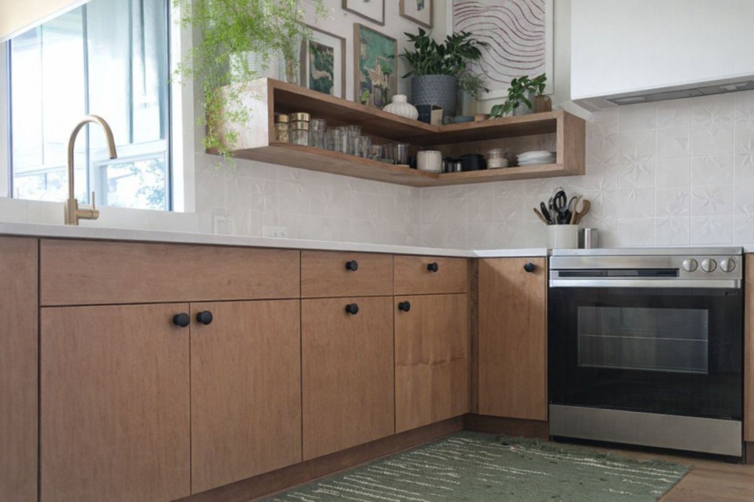 Puiset keittiökaapit mustilla pyöreillä nupeilla.